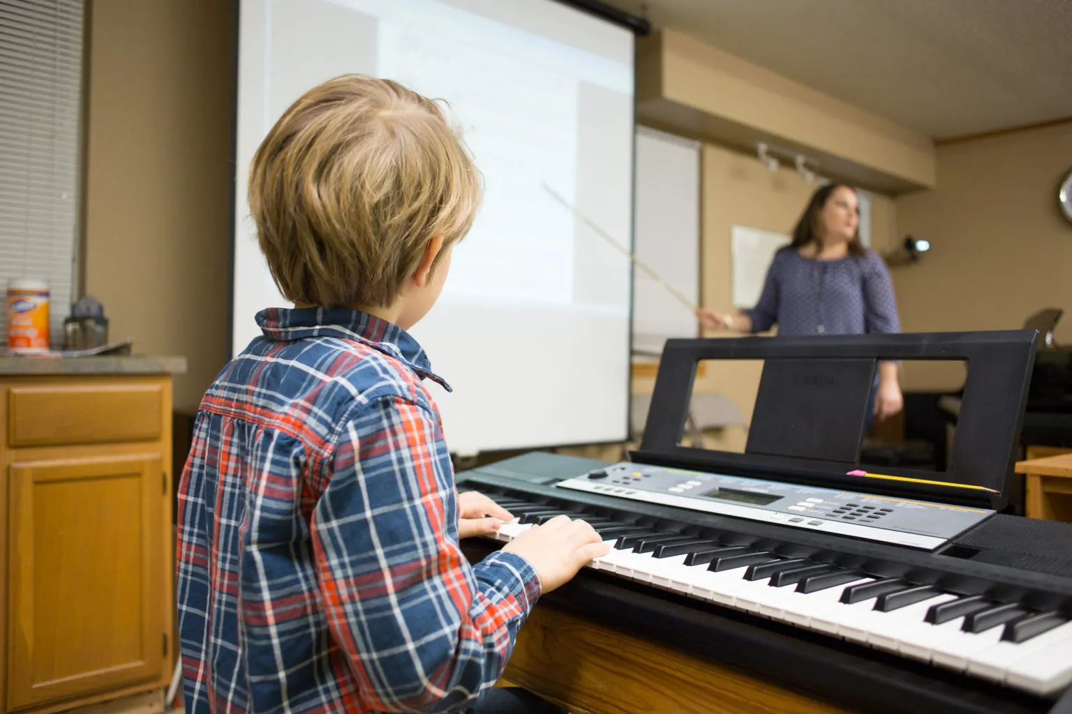Jen leading a group piano lesson